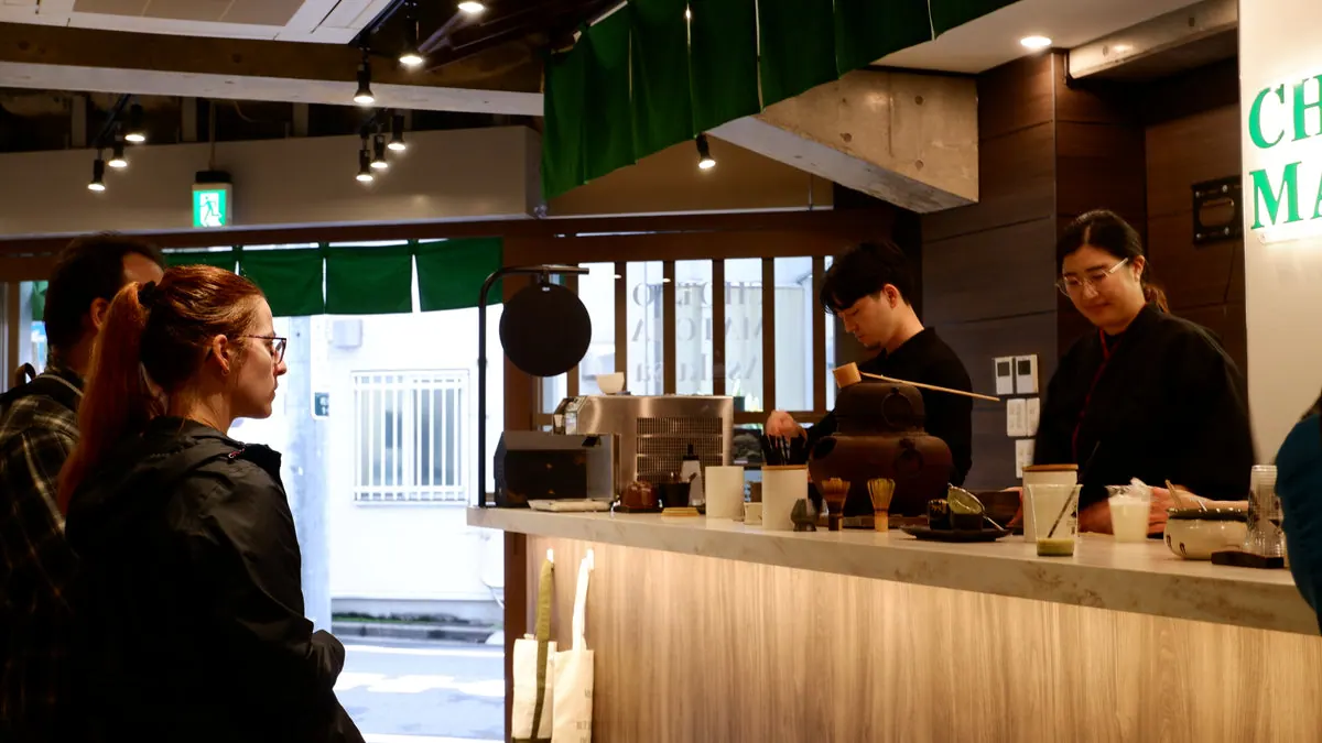 Chotto Matcha浅草店の店内と接客風景